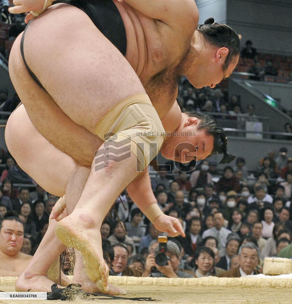 Hakuho tied for lead