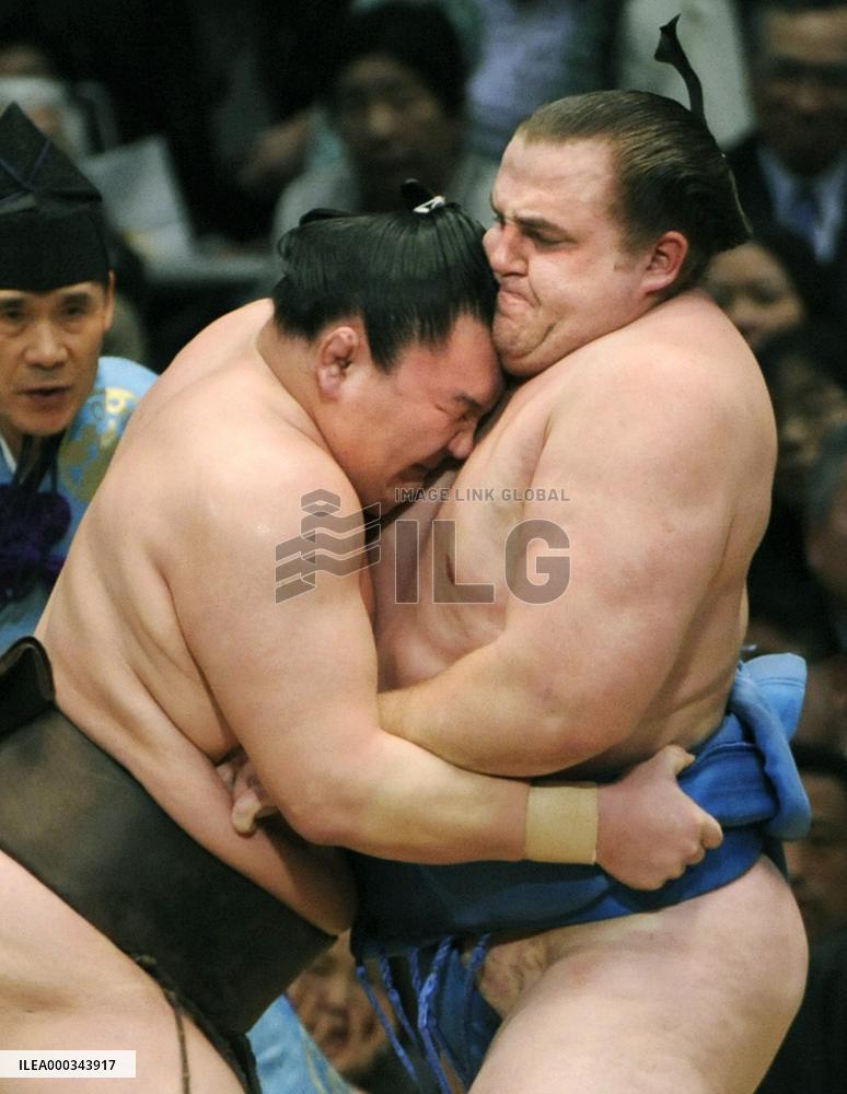 Hakuho downs Baruto