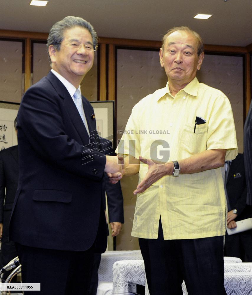 Defense Minister Kitazawa talks with Okinaga Gov. Nakaima