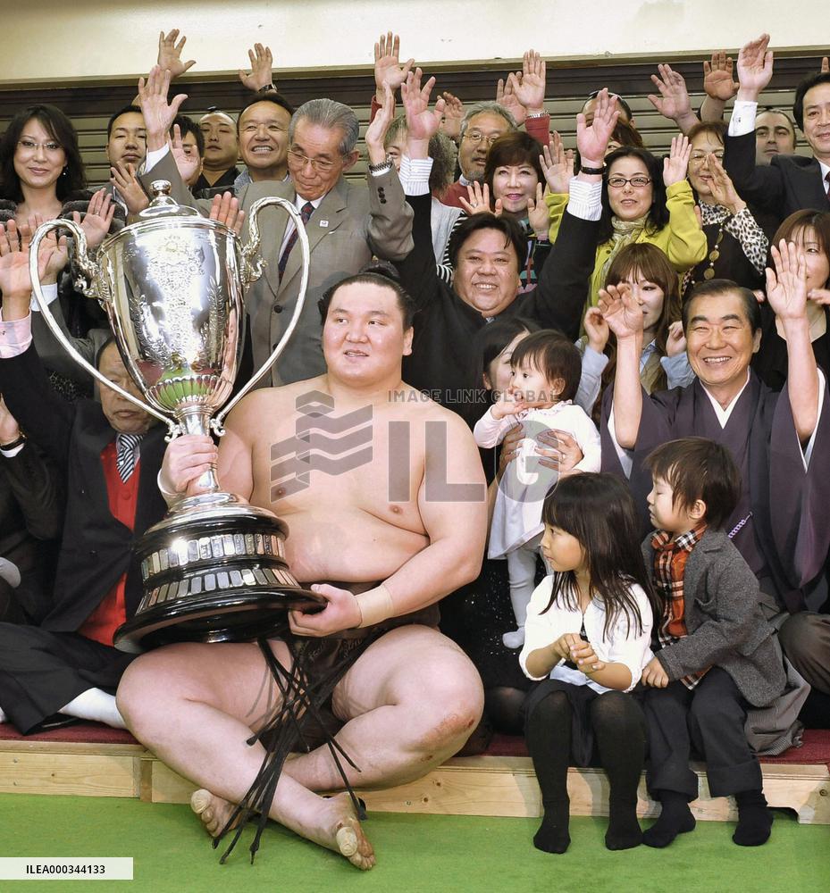 Hakuho wins 22nd career title at spring sumo