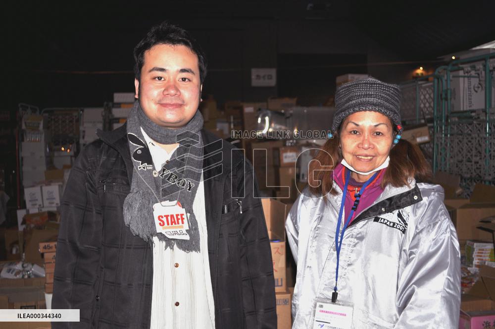 Filipino works as volunteer at shelter after disaster