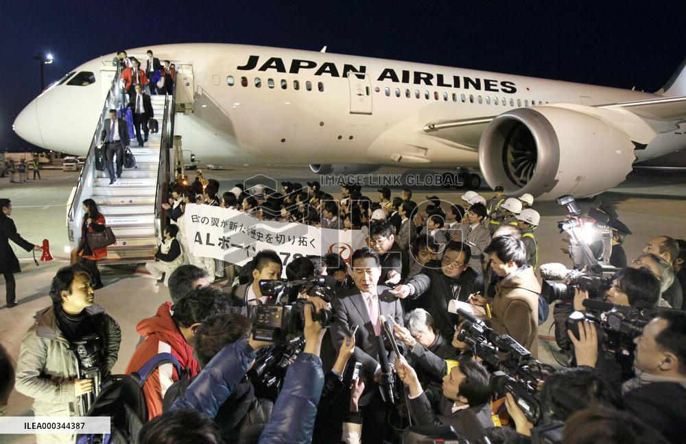 JAL's Dreamliner jet arrives in Japan