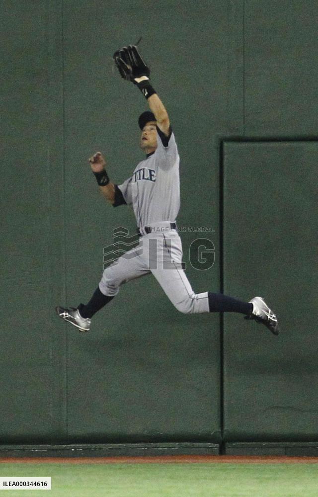 A's beat Mariners
