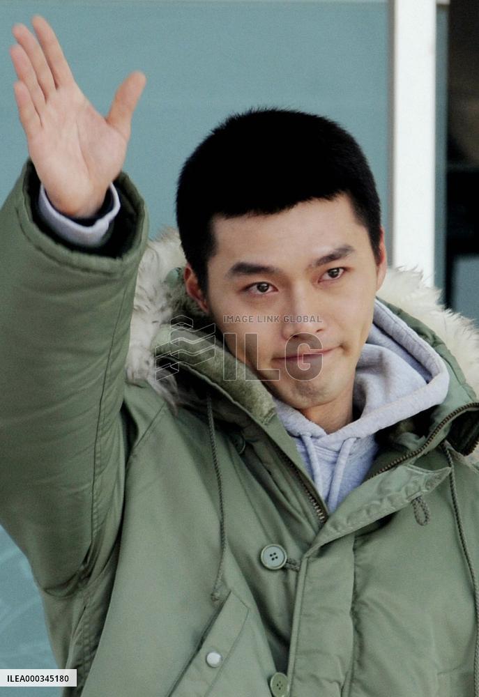 S. Korean star enlists with Marines