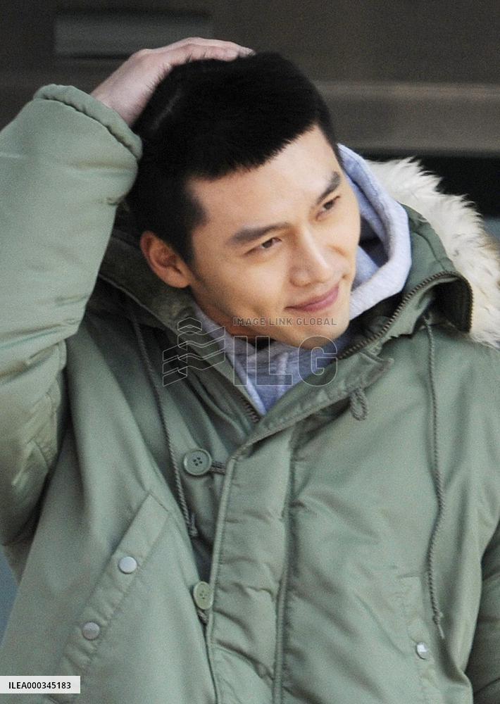 S. Korean star enlists with Marines