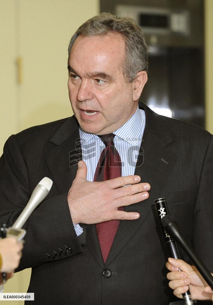 U.S. sacks official over disparagement, apologizes to Japan