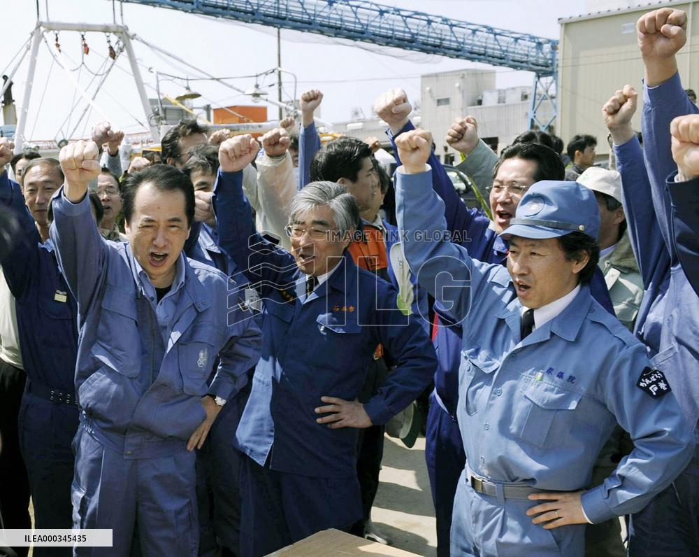 Kan visits tsunami-hit Ishinomaki