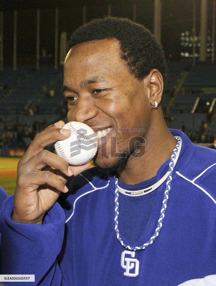 Chunichi's Valdez marks 1st win in Japan