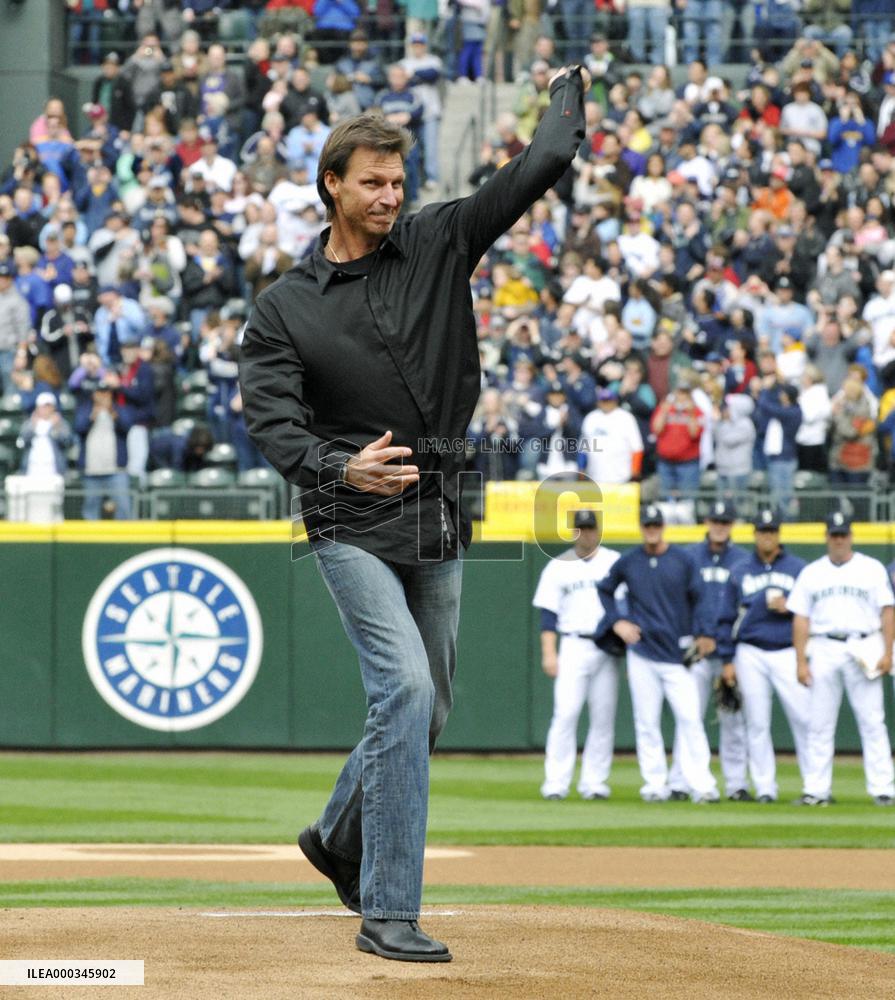 Randy Johnson throws ceremonial 1st pitch
