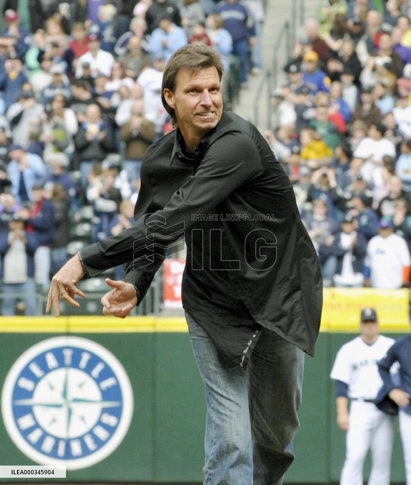 Randy Johnson throws ceremonial 1st pitch
