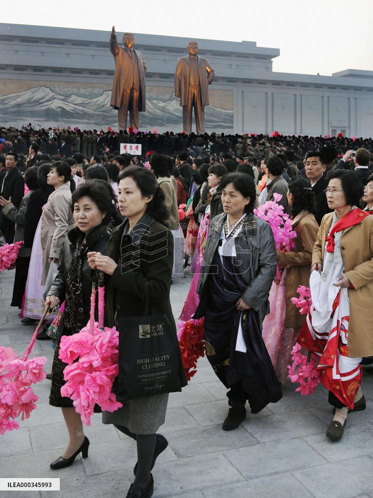 Citiens in Pyongyang after unveiling ceremony