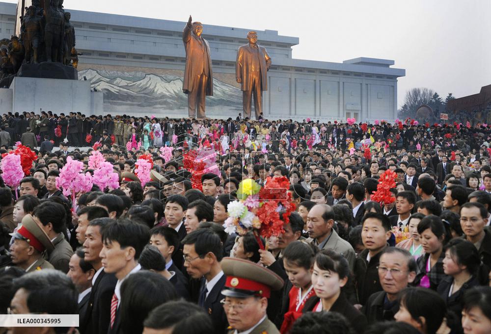 Citiens in Pyongyang after unveiling ceremony