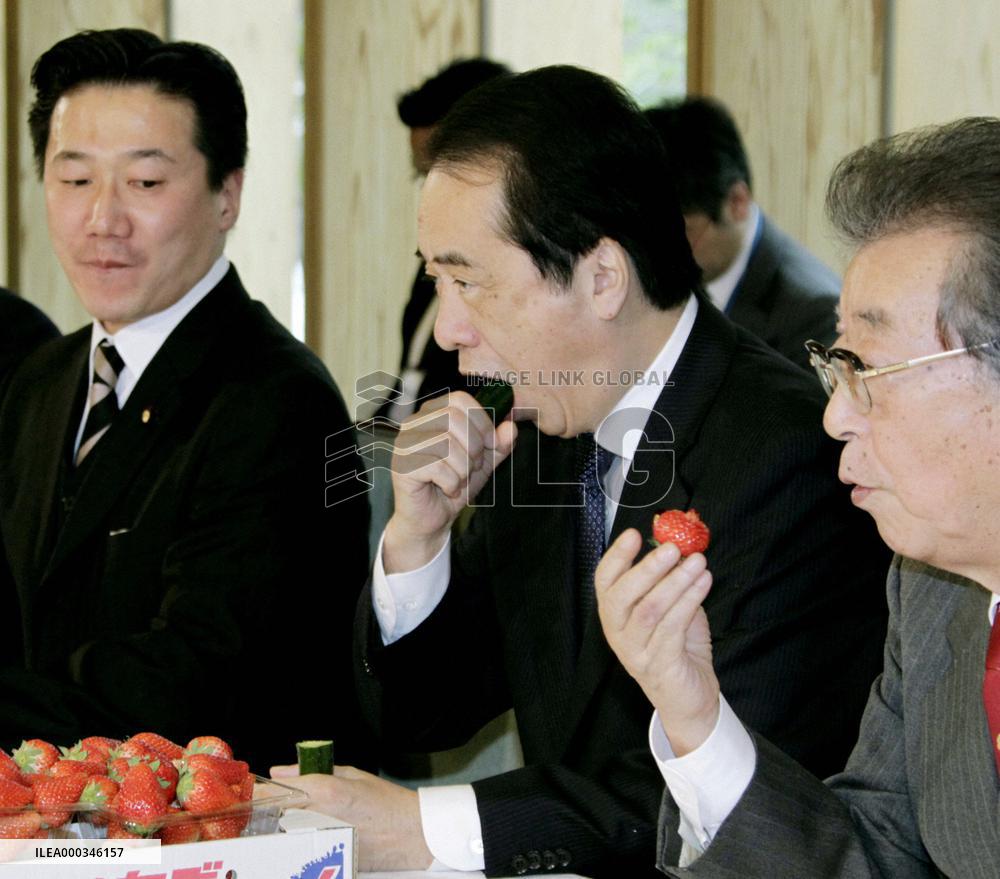 Kan eats Fukushima products