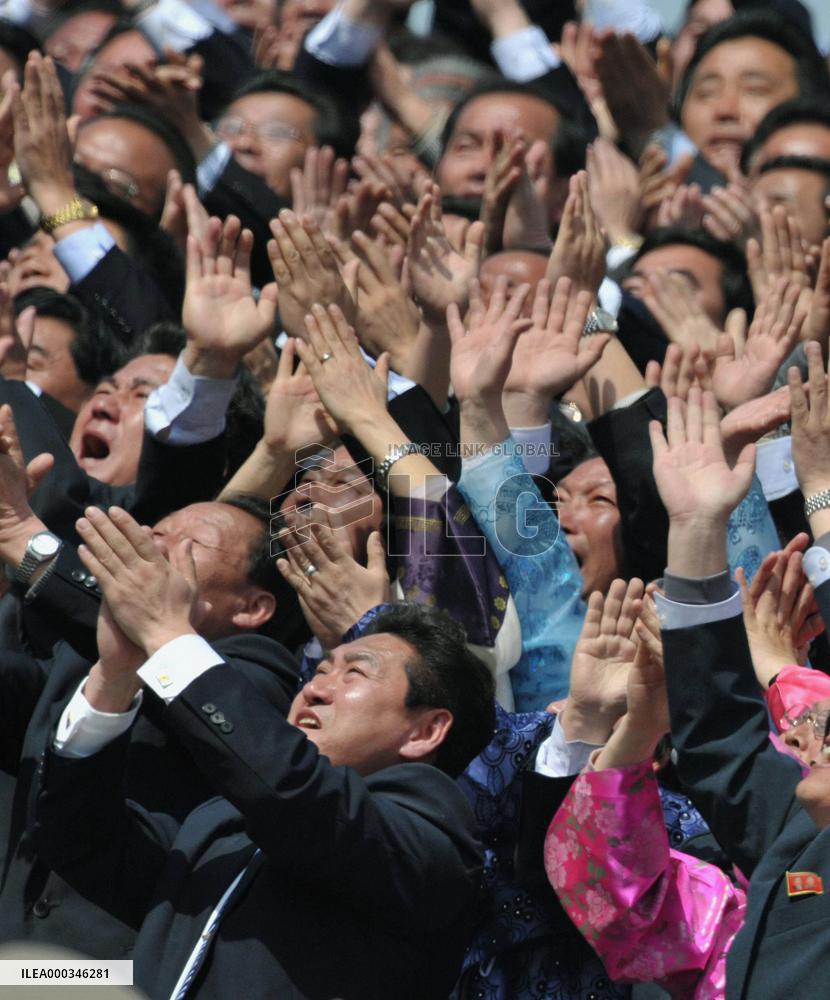 Crowd cheers for Kim Jong Un