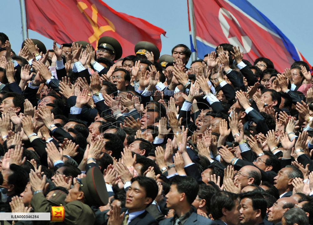 Crowd cheers for Kim Jong Un
