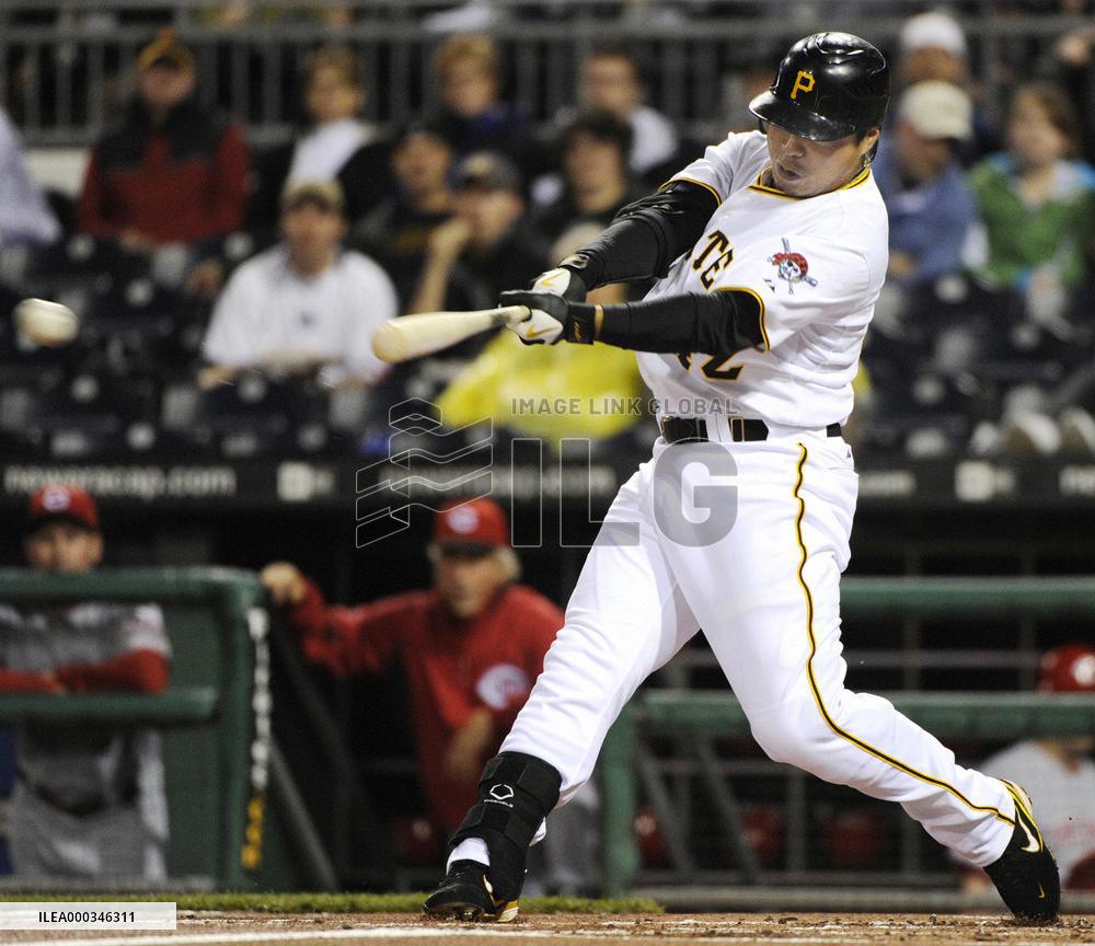 Pittsuburg Pirates' Iwamura 2-for-4 against Cincinnati Reds
