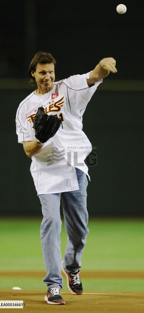 Randy Johnson pitches in Tokyo