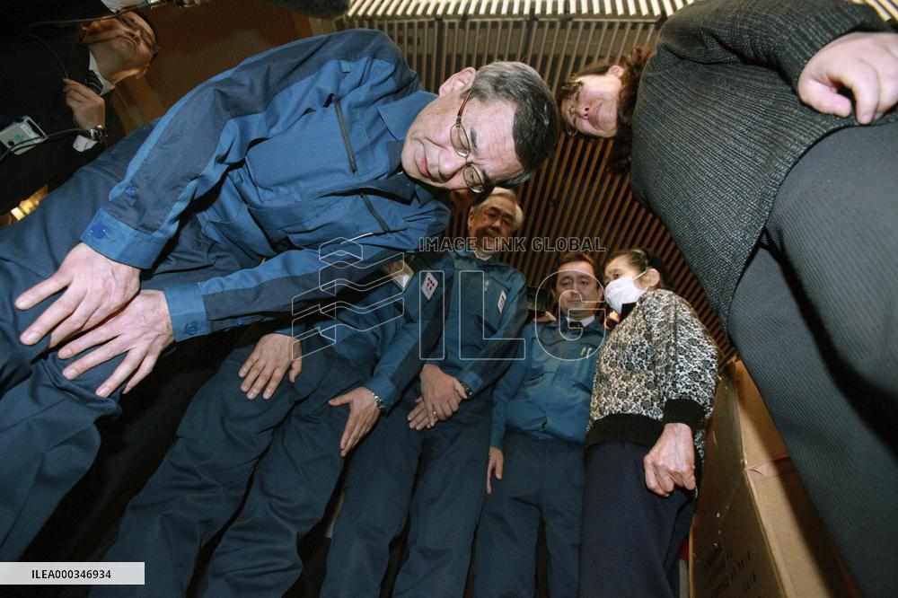 TEPCO officials apologize to Fukushima evacuees