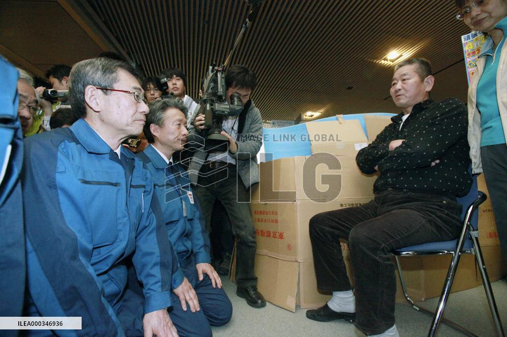 TEPCO officials apologize to Fukushima evacuees