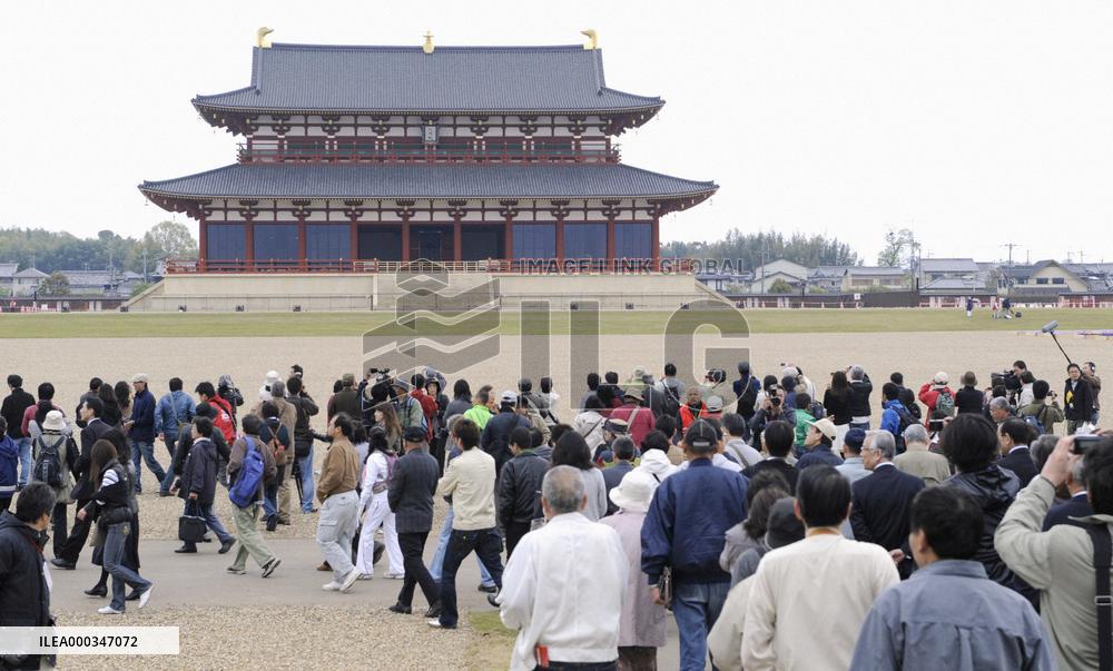 Rebuilt Nara imperial hall draws tourists