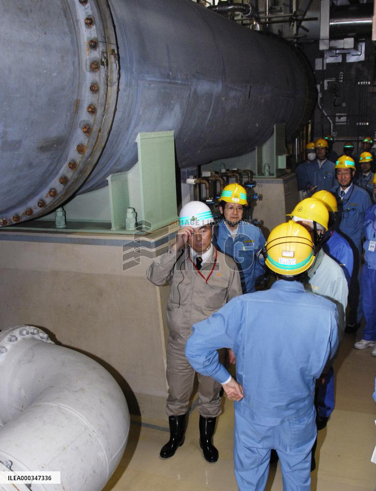 Miyagi governor inspects Onagawa nuke plant