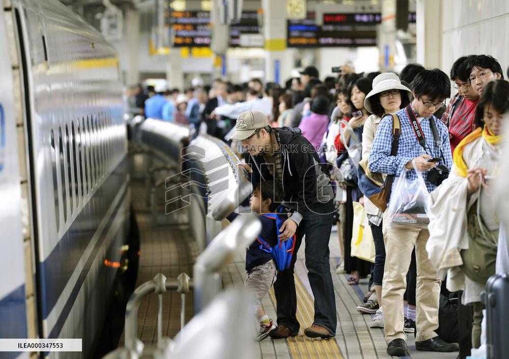 Golden Week holiday exodus peaks