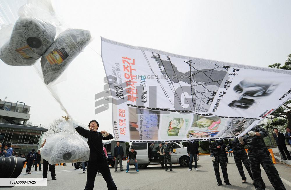 N. Korean refugees send flyers by balloons