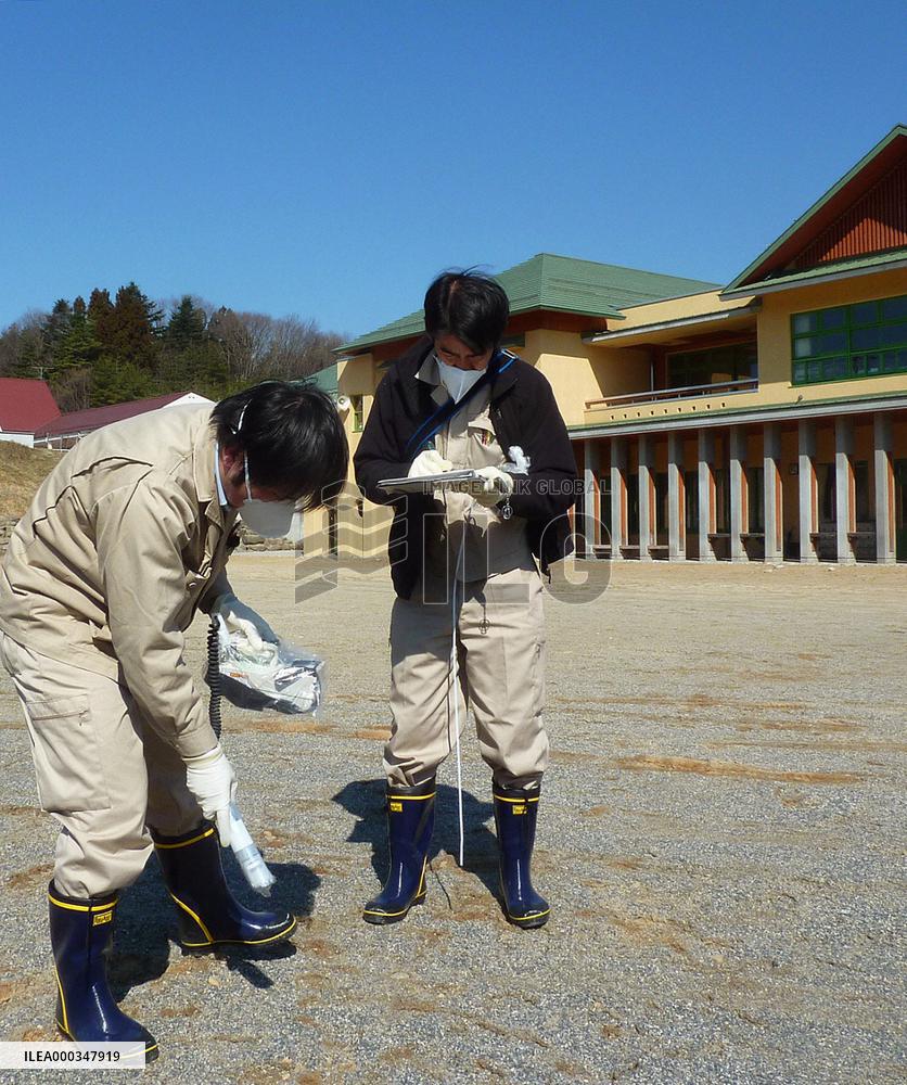Fukushima Prefecture measures radiation at schoolyards