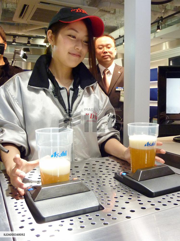 New server fills cup with beer from bottom