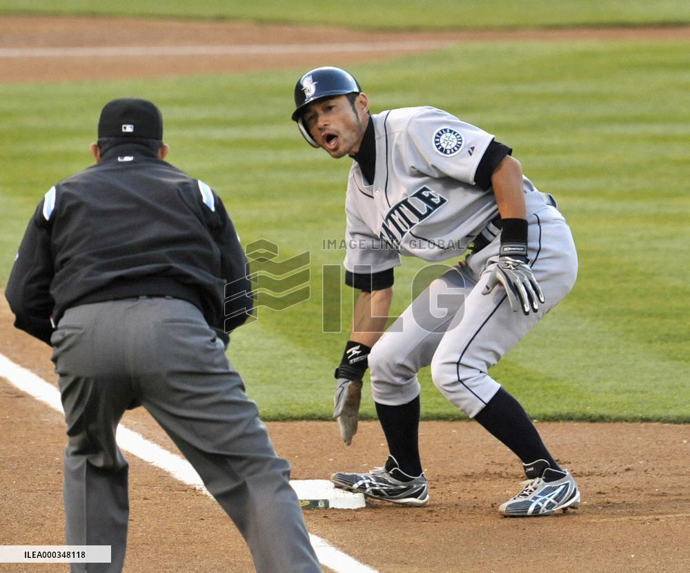 Ichiro argues with umpire