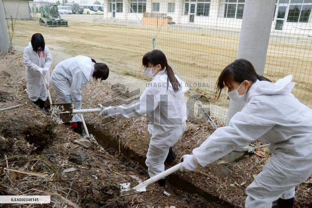 Kobe students help clear rubble at tsunami-hit area