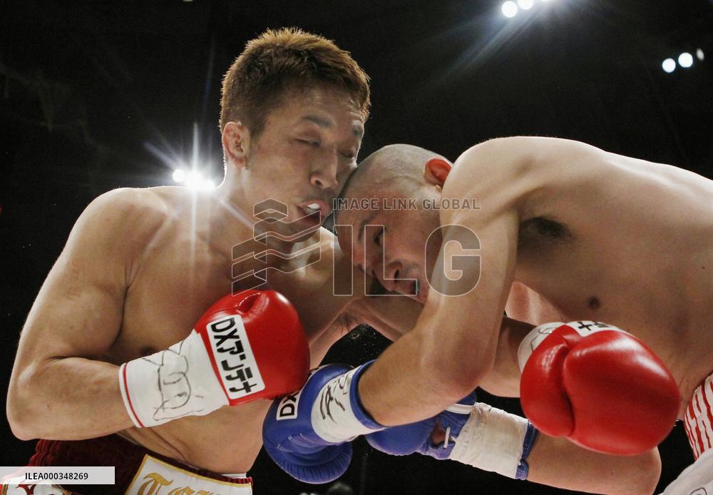 Ao gets KO to defend WBC super featherweight crown