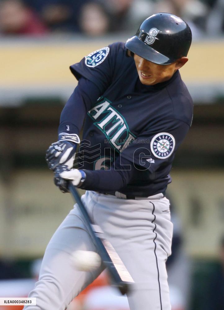 Mariners' Kawasaki gets 1st hit in MLB
