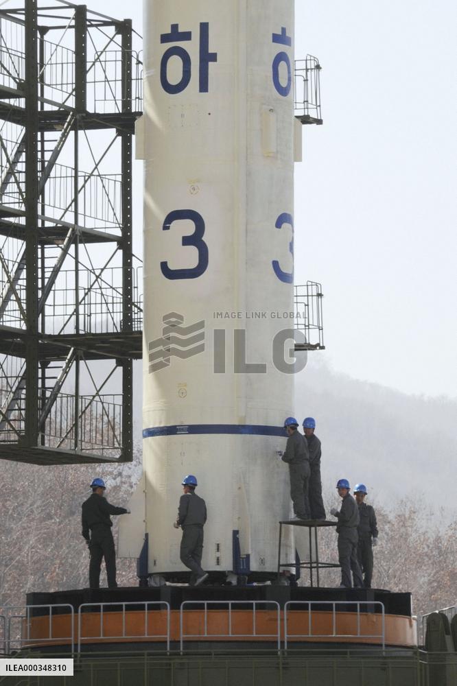 N. Korea shows rocket to foreign media