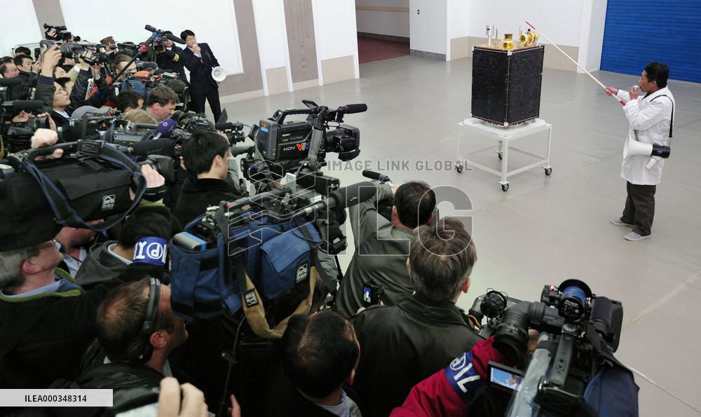 N. Korea shows rocket to foreign media