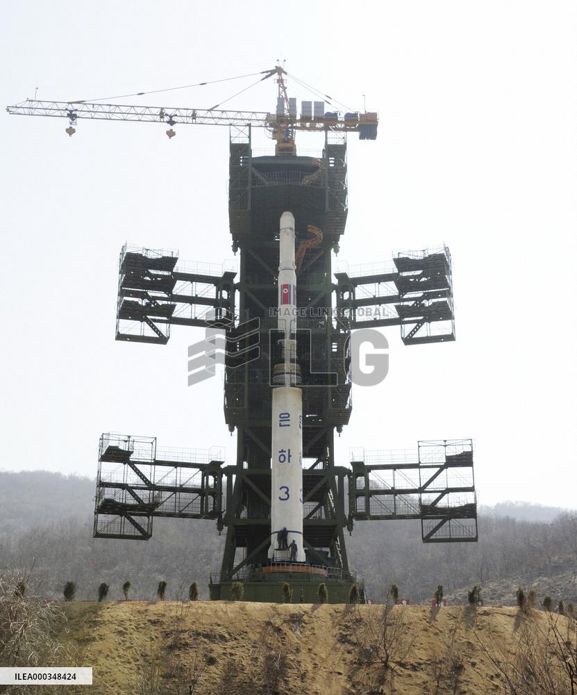 N. Korea shows rocket to foreign media