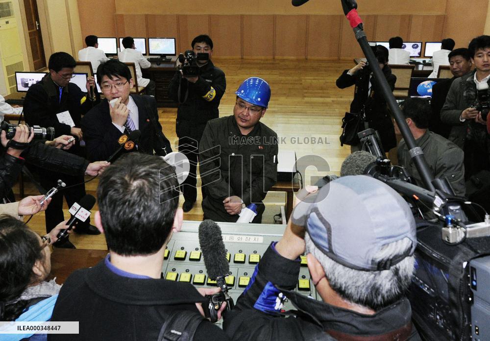 N. Korea shows rocket to foreign media