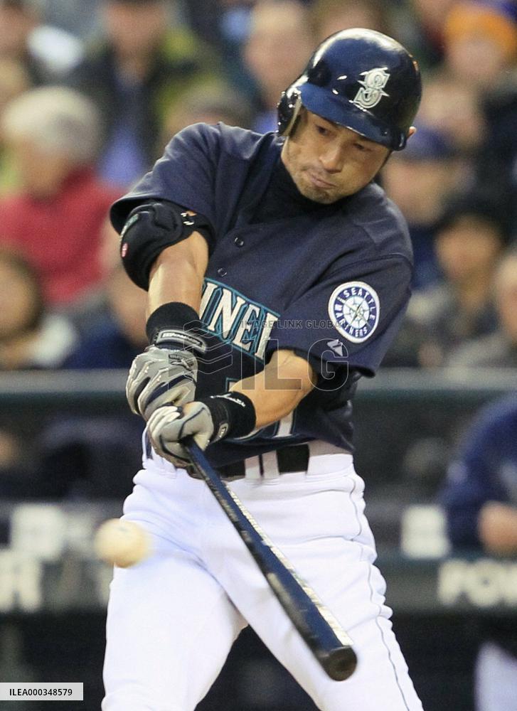 Mariners' Ichiro 3-for-5 against Rangers