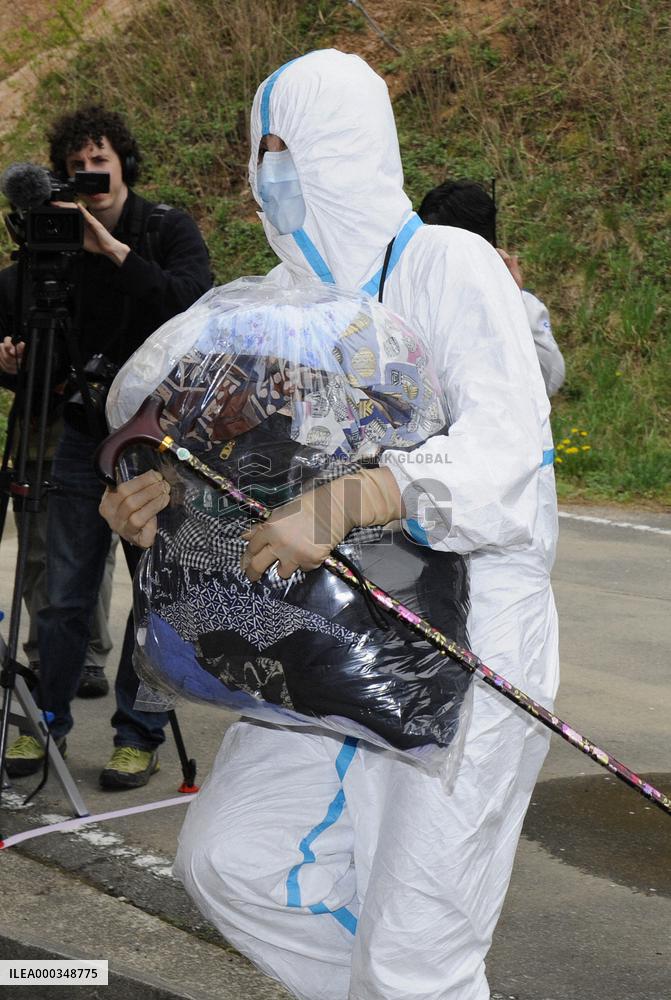 2nd group of nuclear evacuees briefly return to homes