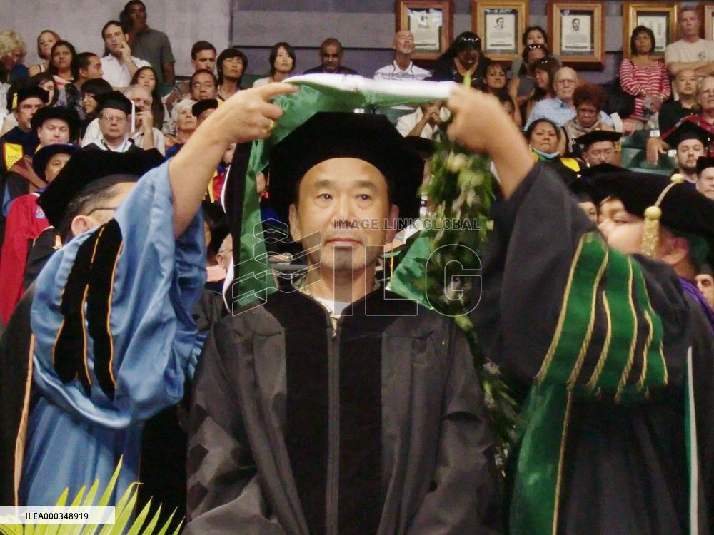 Haruki Murakami receives honorary doctorate from Univ. of Hawaii