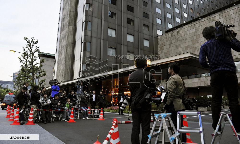 Prosecutors question Ozawa over political fund reports