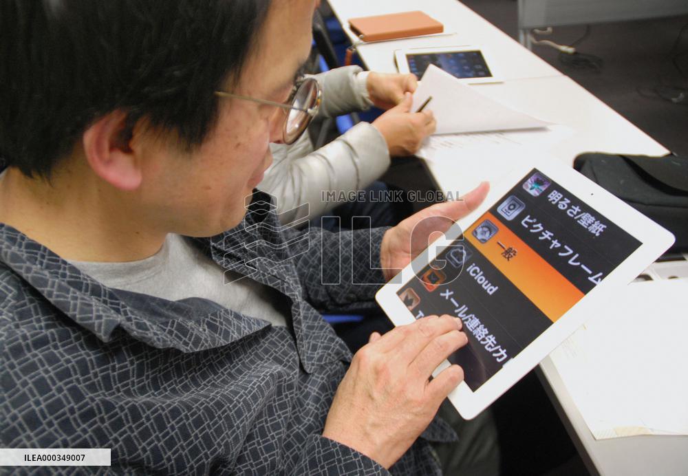 iPad lesson for visually impaired people