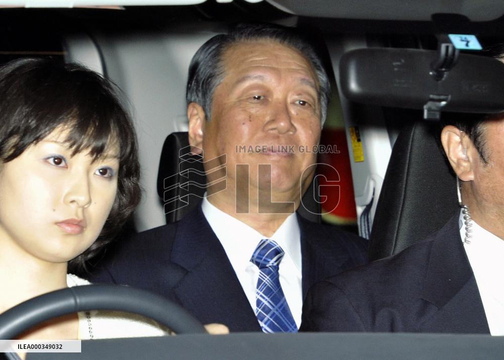 Prosecutors question Ozawa over political fund reports