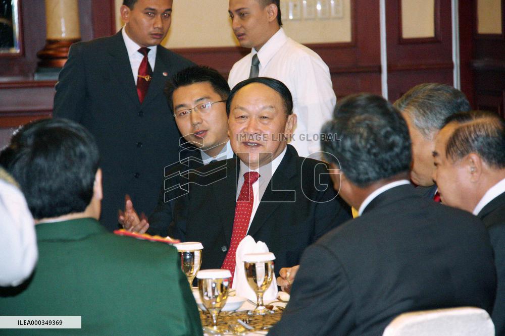 Defense ministers of China, ASEAN meet