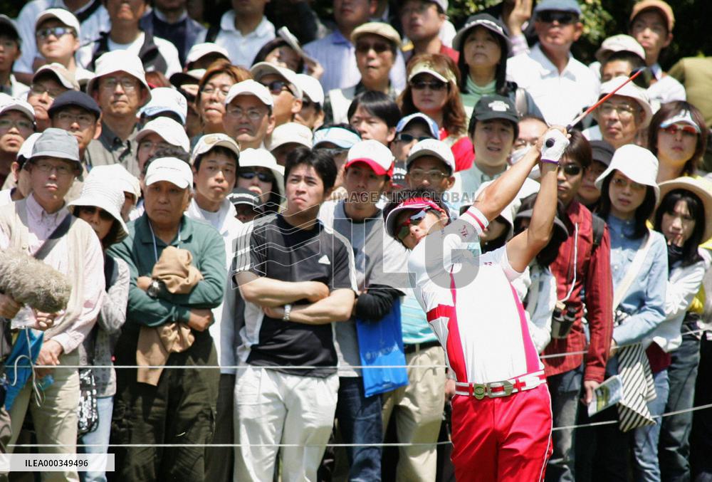 Ishikawa shoots tour record 58 to win Crowns