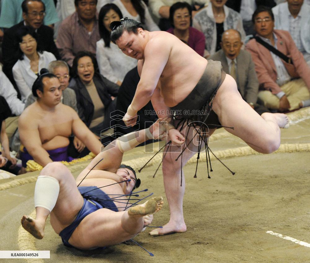 Grand champion Hakuho clinches 14th title in summer sumo meet