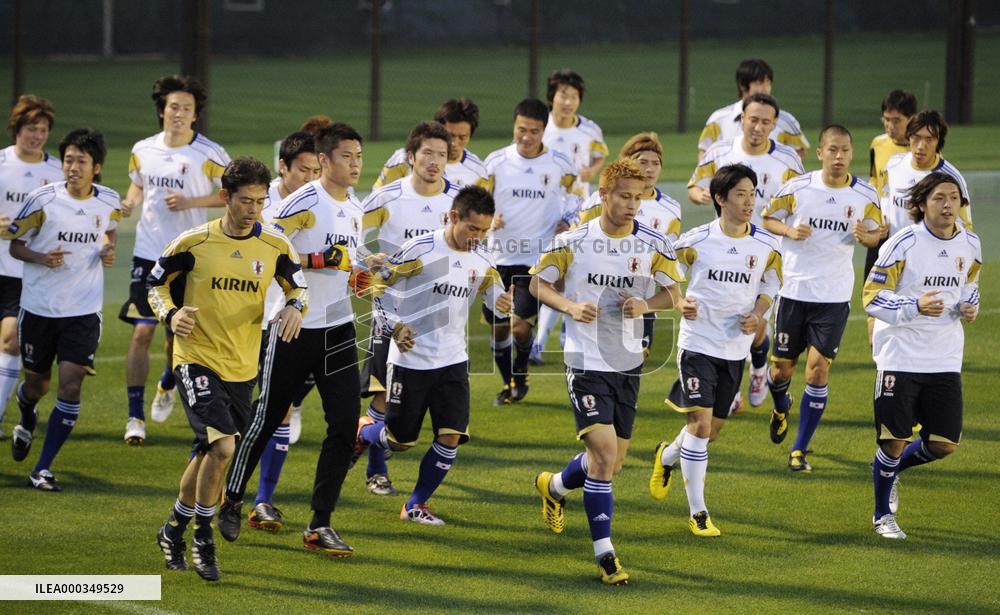 Grand champion Hakuho clinches 14th title in summer sumo meet