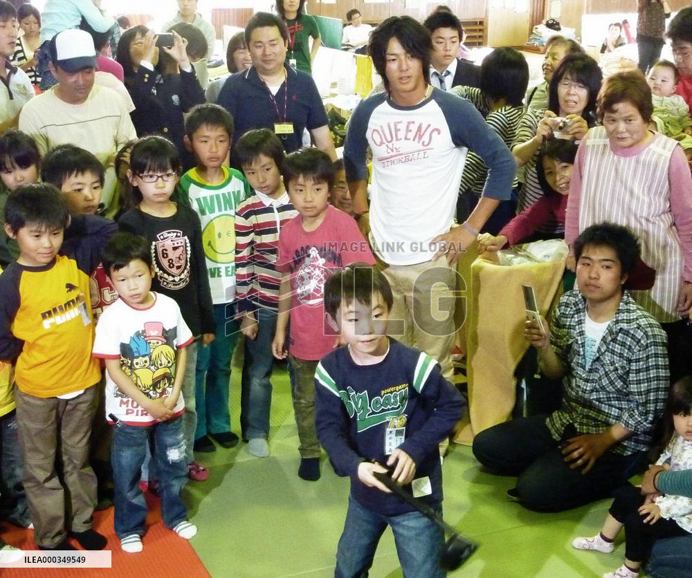 Ishikawa visits evacuation site of quake-stricken victims