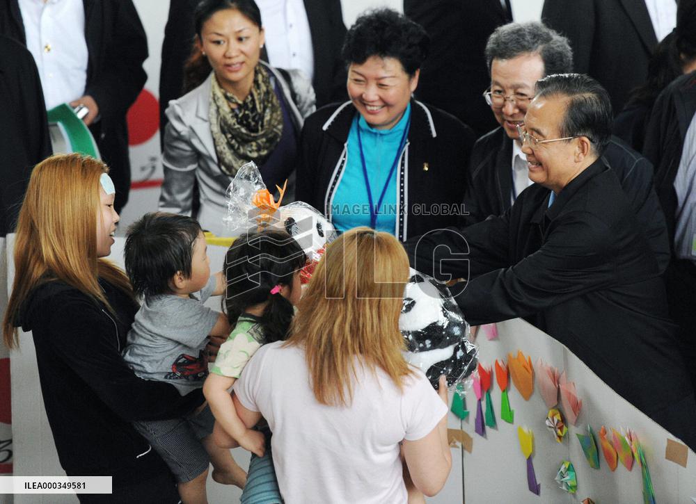 Chinese Premier Wen visits disaster-hit Fukushima
