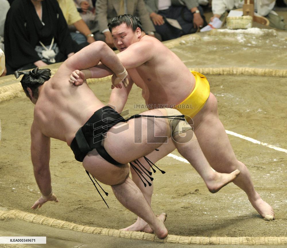 Hakuho manhandles Kotooshu to stay perfect at summer sumo
